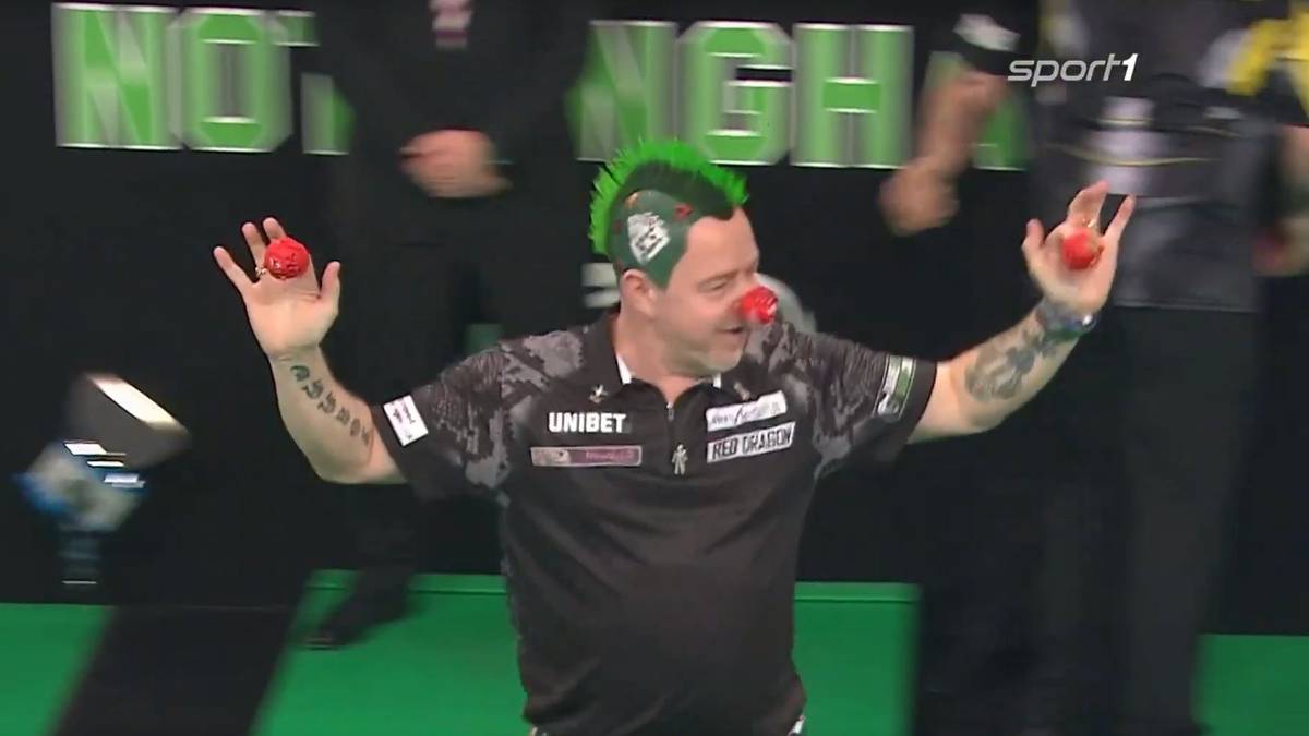 Auch für Scherze ist sich Wright nicht zu schade und kommt in der Weihnachtszeit auch gerne mal mit roter Nikolausnase auf die Bühne