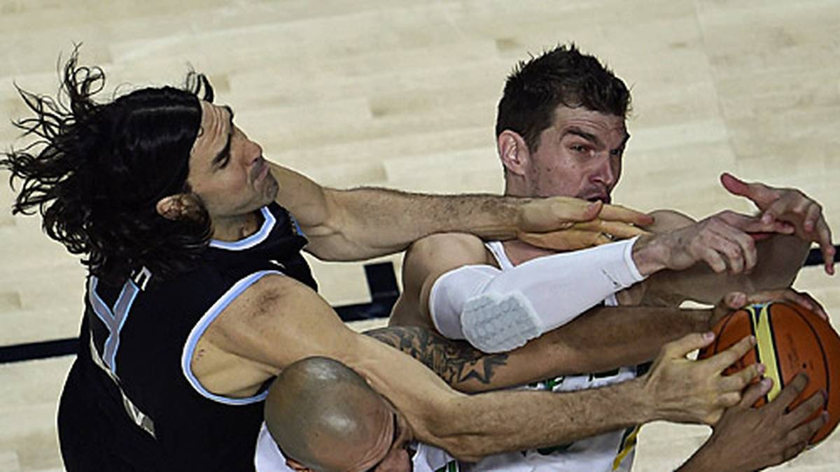Das Achtelfinale zwischen Brasilien und Argentinien ist ein ganz besonderes Spiel. Die beiden Südamerika-Kontrahenten schenken sich nichts und kämpfen mit Haken und Ösen. Einen besonders Schweren Stand hat Argentiniens Luis Scola (r.), der meist auf verlorenem Posten kämpft