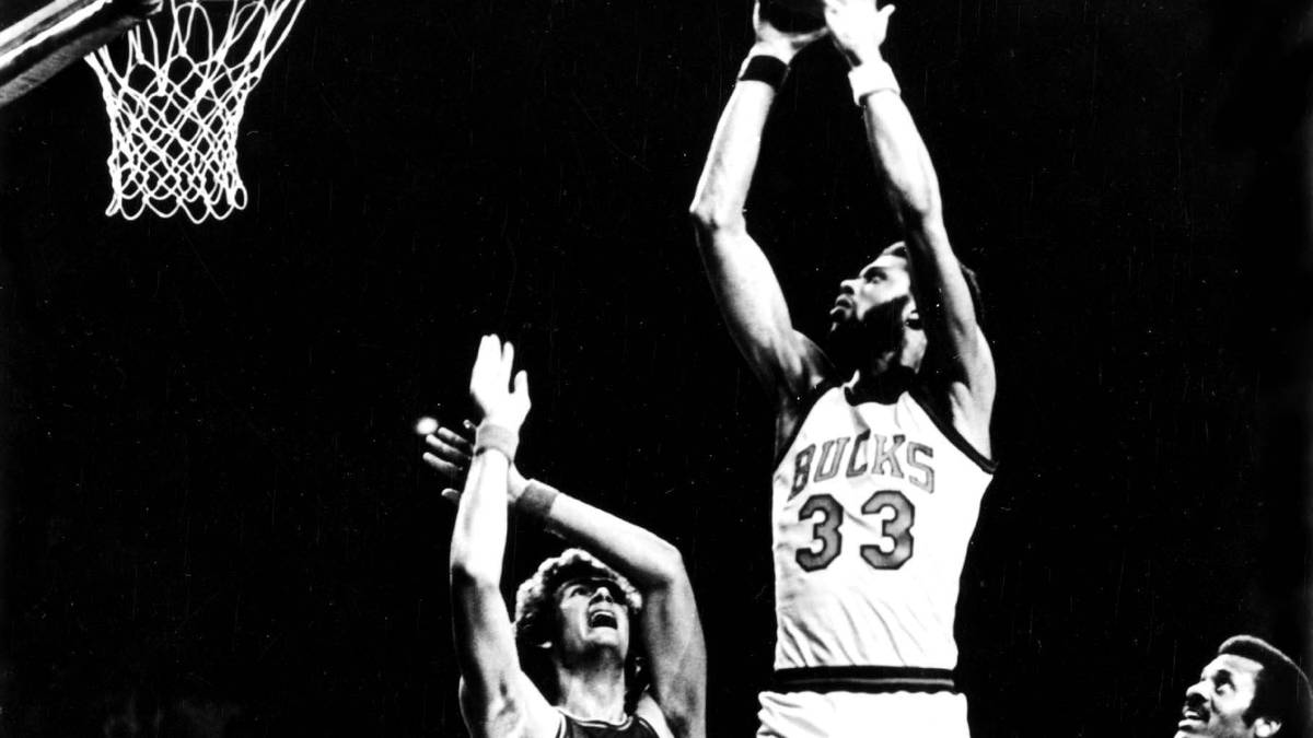 PLATZ 1: Überholt wird Chamberlain in dieser Kategorie später von einer anderen Legende: Kareem Abdul-Jabbar - dieser wird schon mit 24 Jahren MVP und führt die Milwaukee Bucks 1971 zur bislang einzigen Meisterschaft der Franchise-Geschichte
