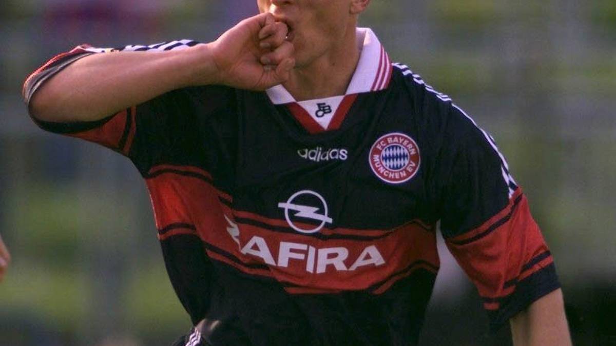 CARSTEN JANCKER: Eine Jubelpose, an die sich die Bayern-Fans gerne erinnern. Der 1,93 Meter große Sturmtank drehte nach seinen Toren ab und küsste zärtlich seinen Ehering - ein Liebesgruß an seine Frau Natascha