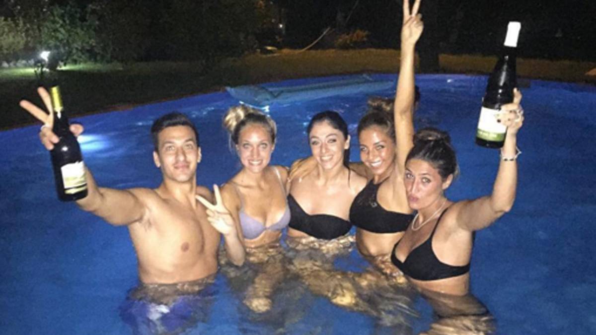 Luca Caldirolas Frau Marija (2.v.r.) feiert mit Freunden eine feucht-fröhliche Pool-Party. Doch wo ist der Bremen-Profi? Wahrscheinlich hat er das Foto geschossen...