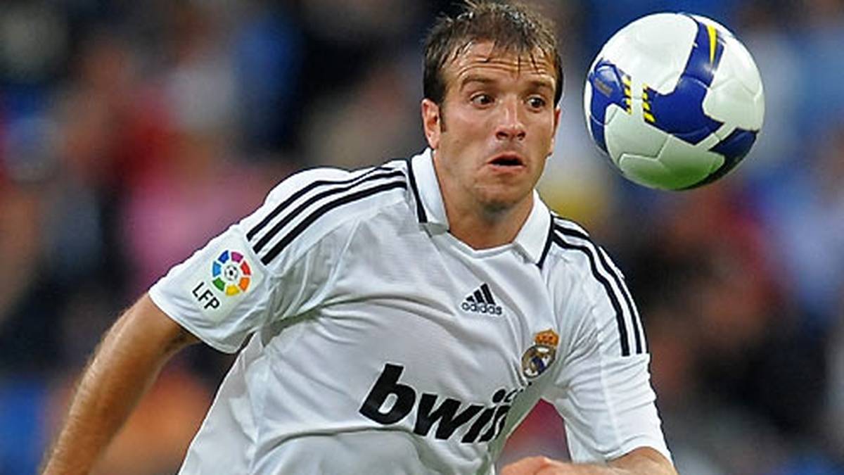 Doch van der Vaart landet nicht in Valencia, sondern bei den "Königlichen" in Madrid. Nach einem erfolgreichen Start bei Real wird er aber schon in der Rückrunde seiner ersten Saison nur noch sporadisch eingesetzt