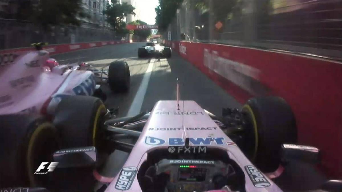 Esteban Ocon und Sergio Perez, beide in Diensten von Force India, kommen sich nach einer der vielen Safety-Car-Phasen in Kurve zwei zu nahe