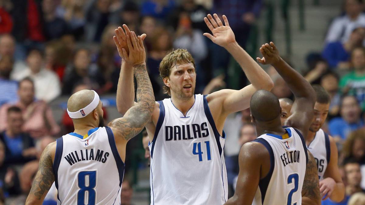 Besser sieht es für Dirk Nowitzki und die Dallas Mavericks aus - 104:94 gewinnen die Mavs gegen die Phoenix Suns und behaupten Platz fünf im Westen
