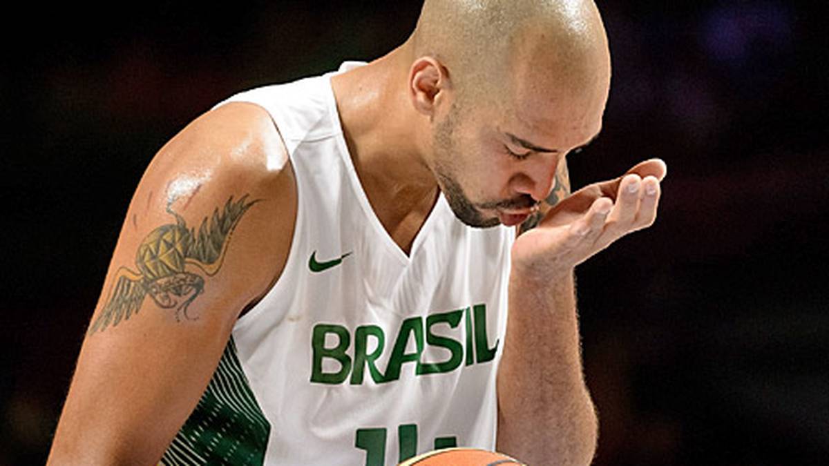 Dabei geht das 1. Viertel sogar noch an die Gauchos, danach legt Brasilien aber einen Zahn zu - zum Dank küsst sich Marcus Viera selbst die Hand