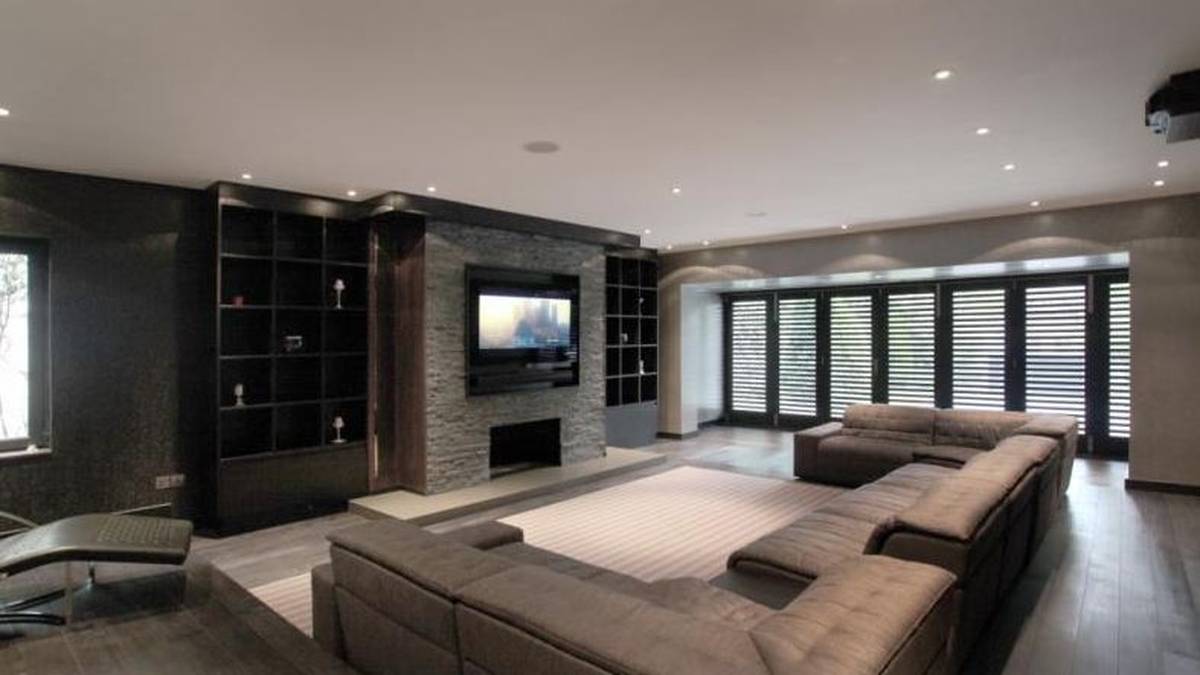 sowie ein großes Wohnzimmer, in dem sich der Torjäger seine neuesten Kunststücke noch einmal ansehen kann