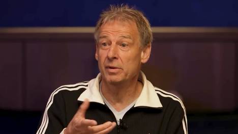 Jürgen Klinsmann spricht im Podcast "Stick to Football" mit Gary Neville, Roy Keane und Ian Wright über den radikalen Umbruch der deutschen Nationalmannschaft vor der Heim-WM 2006.
