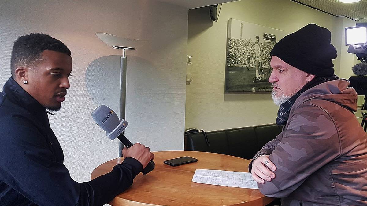 SPORT1-Reporter Reinhard Franke (r.) traf Alassane Plea in Mönchengladbach zum Interview