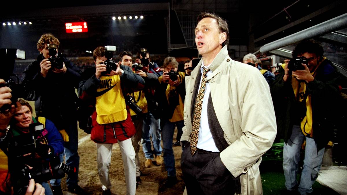 PLATZ 8: FC Barcelona (1988 - 1994) - Johan Cruyff gilt als Wegbereiter des Erfolgs der Katalanen. Der Niederländer modernisierte die Nachwuchsarbeit und formte die Mannschaft nach seinen Vorstellungen zum so genannten "Dream Team"