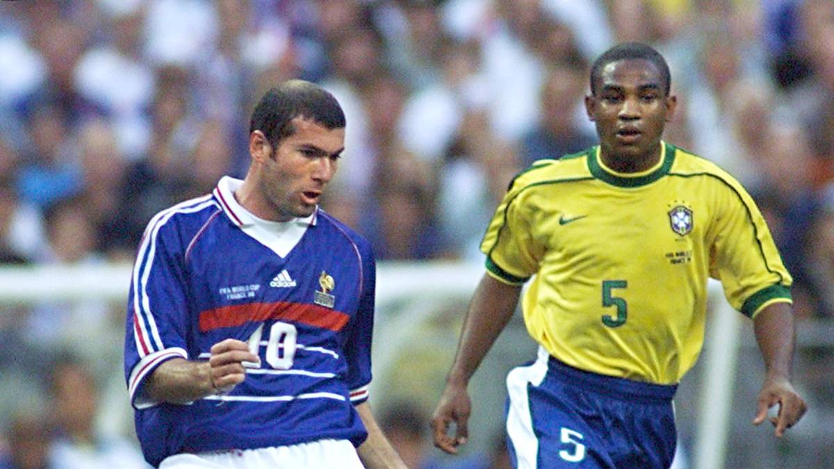 In der französischen Nationalmannschaft spielt "Zizou" ähnlich furios auf.  Die Weltmeisterschaft findet 1998 in Frankreich statt. Und Zidane scheint in seinem Heimatland besonders motiviert, vor allem im Finale gegen Brasilien