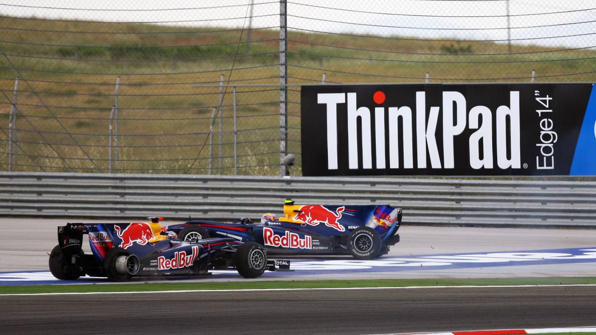 Mit seinem Teamkollegen Mark Webber kommt es schon früh zum Zoff. Beim Türkei-Grand-Prix 2010 will Vettel den in Führung liegenden Australier überholen - und rauscht in dessen Auto hinein