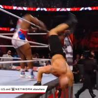 Giganten-Crash bei WWE: Lesnar kracht durch Absperrung