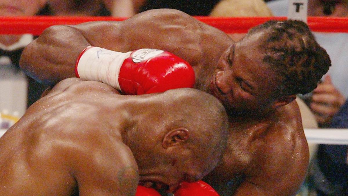 Seinen Platz in den Top 15 verdiente sich Lewis auch mit Siegen über ganz große Namen. Evander Holyfield fiel ihm ebenso zum Opfer wie Mike Tyson - der im Jahr 2002 aber auch schon über seinen Zenit hinaus war