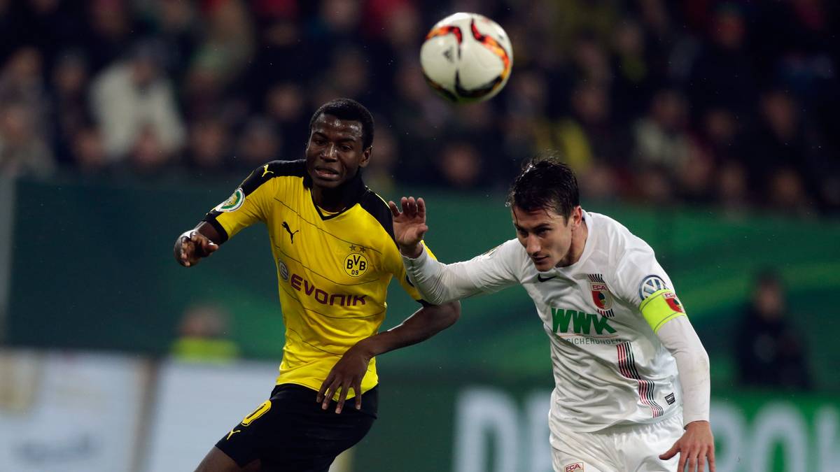 Der BVB kontrolliert zur Pause zwar das Spiel, aber Augsburg wie hier Paul Verhaegh (r.) gegen Ramos hält aufopferungsvoll dagegen