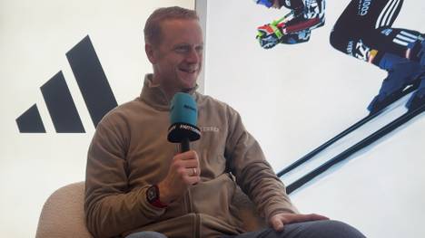 Joshua Kimmich hat die Biathleten bei den Olympischen Winterspielen in Antholz besucht. Das freut auch die norwegische Legende Johannes Thingnes Bö, wie er im exklusiven SPORT1-Interview im Adidas-Haus in Cortina verrät.