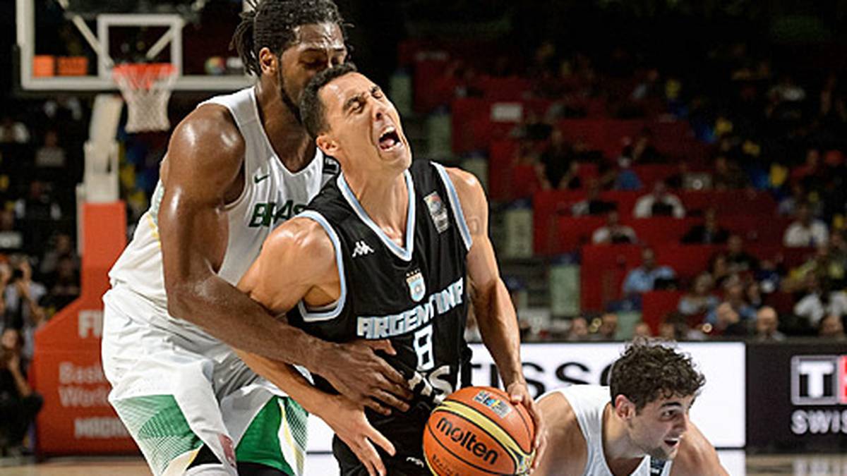 Nene langt aber auch gerne mal selber hin. Allerdings verkauft Pablo Prigioni das Foul des Brasilianers auch sehr engagiert