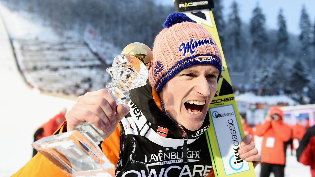 Severin Freund feiert mit der Kristallkugel als bester Skispringer der Saison