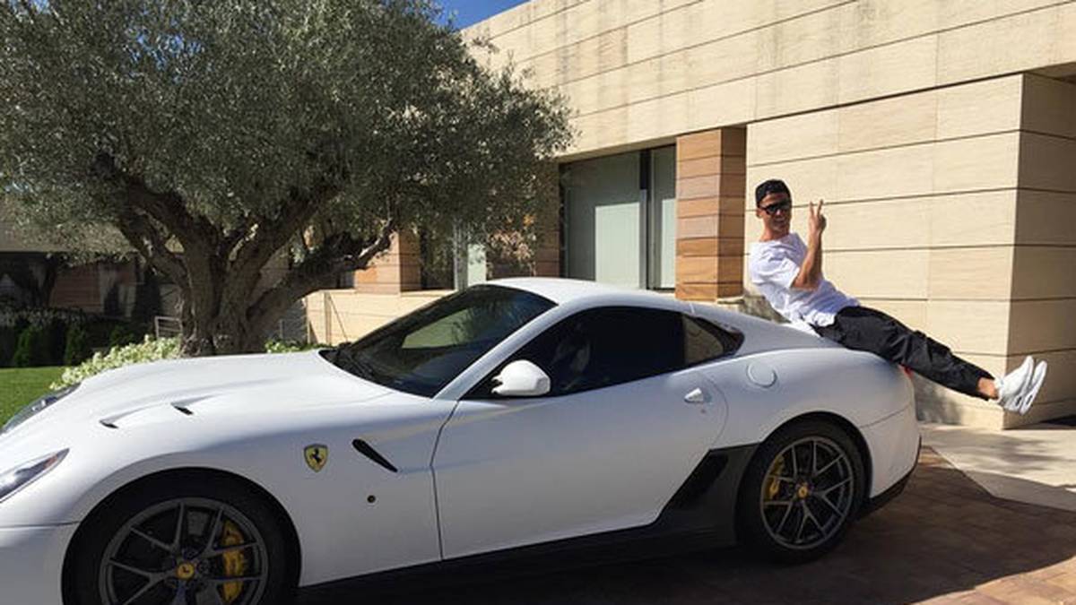 Wenn die Sonne scheint, strahlt Cristiano Ronaldo mit seinem blütenweißen Ferrari um die Wette. Auf Instagram bekommt der Torjäger reichlich Lob für seinen Boliden