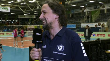 Der VC Wiesbaden gewinnt eine spannende Partie beim USC Münster. Besonders das Mega-Comeback im vierten Durchgang lässt den Trainer ins Schwärmen kommen.