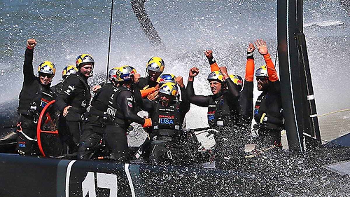 ...um sich dann den Sieg im 34. Americas Cup zu sichern. Einmalig? Nicht ganz. SPORT1 zeigt die größten Aufholjagden der Sportgeschichte