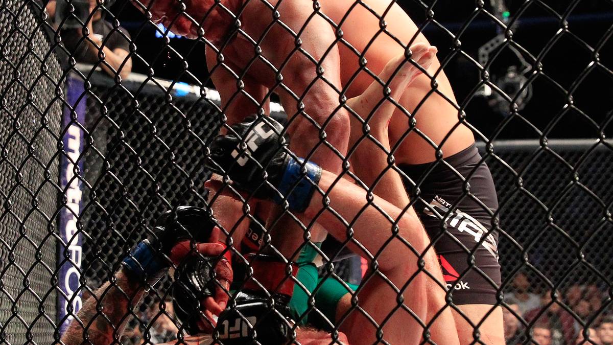 ...beweist aber seine Nehmerqualitäten und drängt McGregor danach in die Defensive. Es setzt weitere Hiebe für den 28-Jährigen