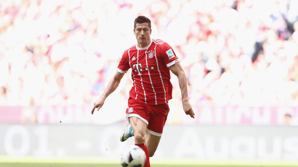 3. ROBERT LEWANDOWSKI: Den letzten Platz auf dem Social-Media-Podium sichert sich der polnische Stürmer mit insgesamt 19,95 Millionen Followern. Instagram: 9,9 Mio. – Twitter: 851.000 – Facebook: 9,2 Mio.