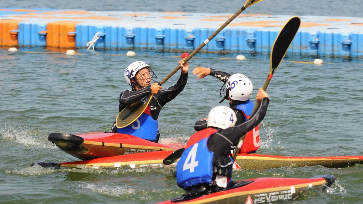 KANUPOLO: Statt auf Pferden wird bei den World Games im Wasser Polo gespielt. Dabei wird der Ball mit dem Paddel oder mit der Hand gespielt. Jedes Team besteht aus fünf Spielern mit fliegendem Torwart
