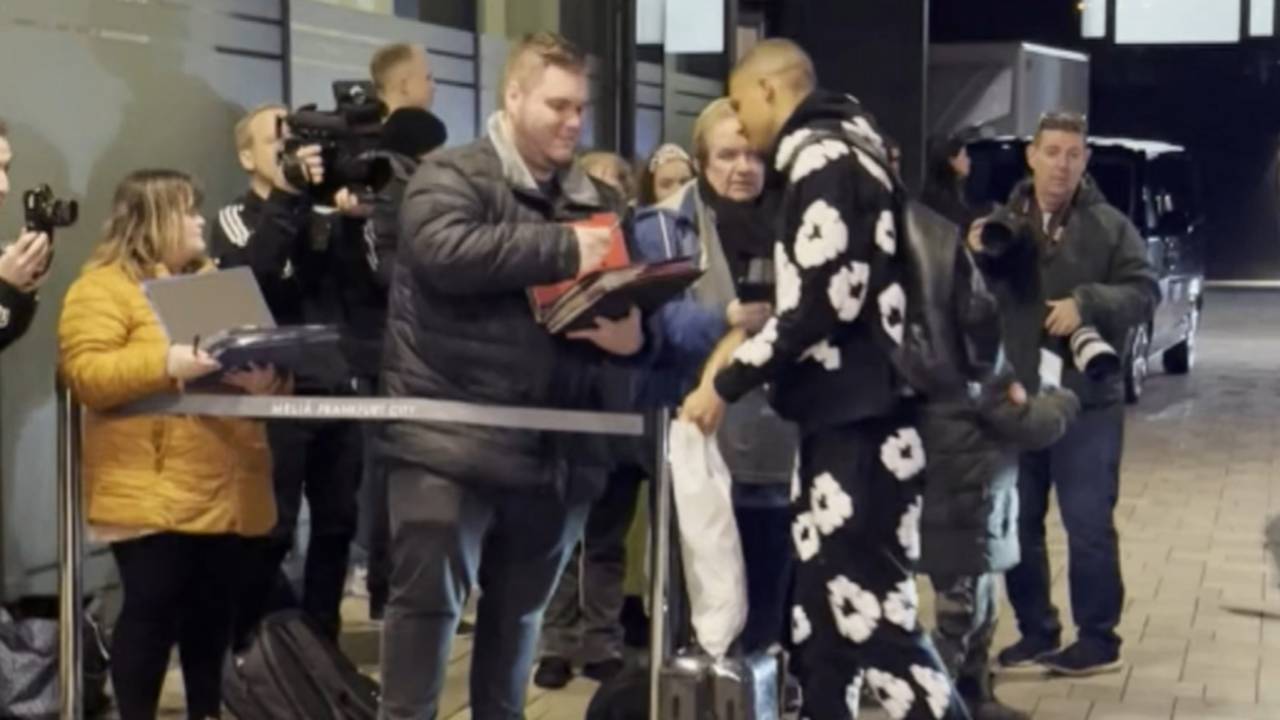 Malik Thiaw zeigt sich bei der Ankunft am DFB-Campus mit einem Blumen-Jogger