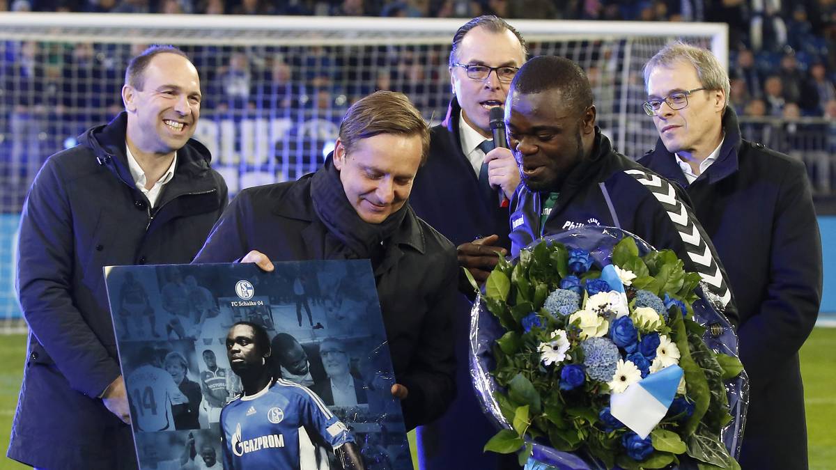 Beim Abschiedsspiel von Gerald Asamoah übergibt Heldt dem früheren Schalke-Star sein Abschiedsgeschenk. Auch sonst macht Heldt nicht den Anschein, dass er die Zeit bis zum Saisonende einfach nur absitzen will ... 