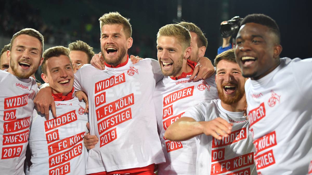 Der FC ist wieder da, zurück in der Bundesliga - "Widder do" steht darum auch auf den T-Shirts der Spieler