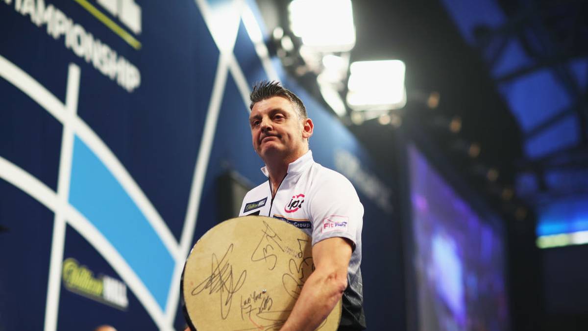 Der krasse Gegenentwurf zu Evans ist Justin Pipe. "The Force" ist der Dartsprofi, der sich am meisten Zeit für seine Würfe nimmt. Wie ein Bogen, der sich langsam spannt, bringt sich Pipe in seine typische Wurfhaltung. Pro Aufnahme braucht er nicht selten 30 Sekunden