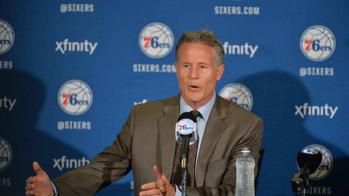 Für die Philadelphia 76ers gibt es bereits vor Spielbeginn eine gute Nachricht. Brett Brown bleibt dem Kellerkind trotz der dauerhaften Erfolglosigkeit erhalten. Brown glaubt offenbar weiter an eine rosige Zukunft - die 76ers dürfen sich freuen