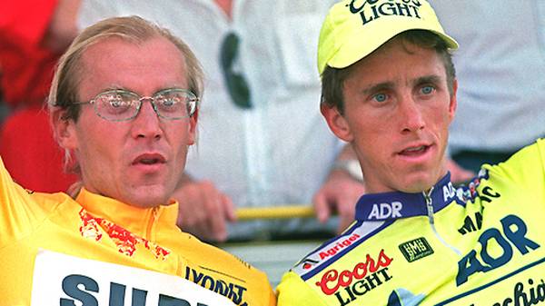 Radsport - Tour de France 1989: 24,5 Kilometer trennen Laurent Fignon (l. im Bild) von seinem 3. Tour-Triumph. 50 Sekunden Vorsprung hat er vor dem Einzelzeitfahren auf Greg LeMond. Doch sein Vorsprung schmilzt, als er auf die Champs-Elysees einbiegt, bleibt ihm noch ein Polster von fünf Sekunden - er schafft es nicht. Mit acht Sekunden Rückstand landet er auf Platz zwei - die knappste aller Tourentscheidungen