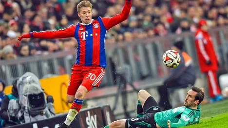 Mitchell Weiser vom FC Bayern München im Dribbling