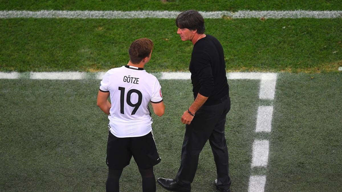 Heißt: Joachim Löw hat wieder einmal keinen echten Mittelstürmer im Kader. Der Bundestrainer setzt - wie bei der WM 2014 und der EM 2016 - im Sturmzentrum auf Mario Götze oder Thomas Müller. SPORT1 zeigt mögliche Kandidaten für die Zukunft des DFB-Teams auf der Neuner-Position