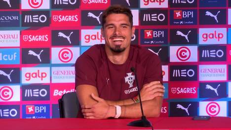 Portugals Rechtsaußen Pedro Neto schwärmt auf einer Pressekonferenz von Superstar Cristiano Ronaldo. Zum schönsten Spieler im Team wird aber Neto gewählt. Und das ist kein Wunder, wie er selbst erklärt.