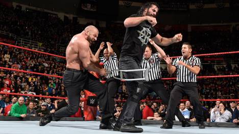 Triple H (l.) lieferte sich bei WWE Monday Night RAW eine Keilerei mit Seth Rollins