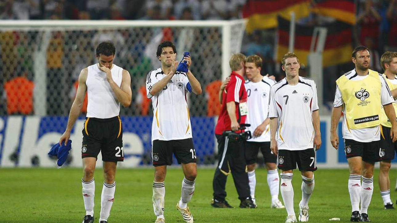 Michael Ballack (m.) und Co. nach dem Aus gegen Italien 2006 in Dortmund