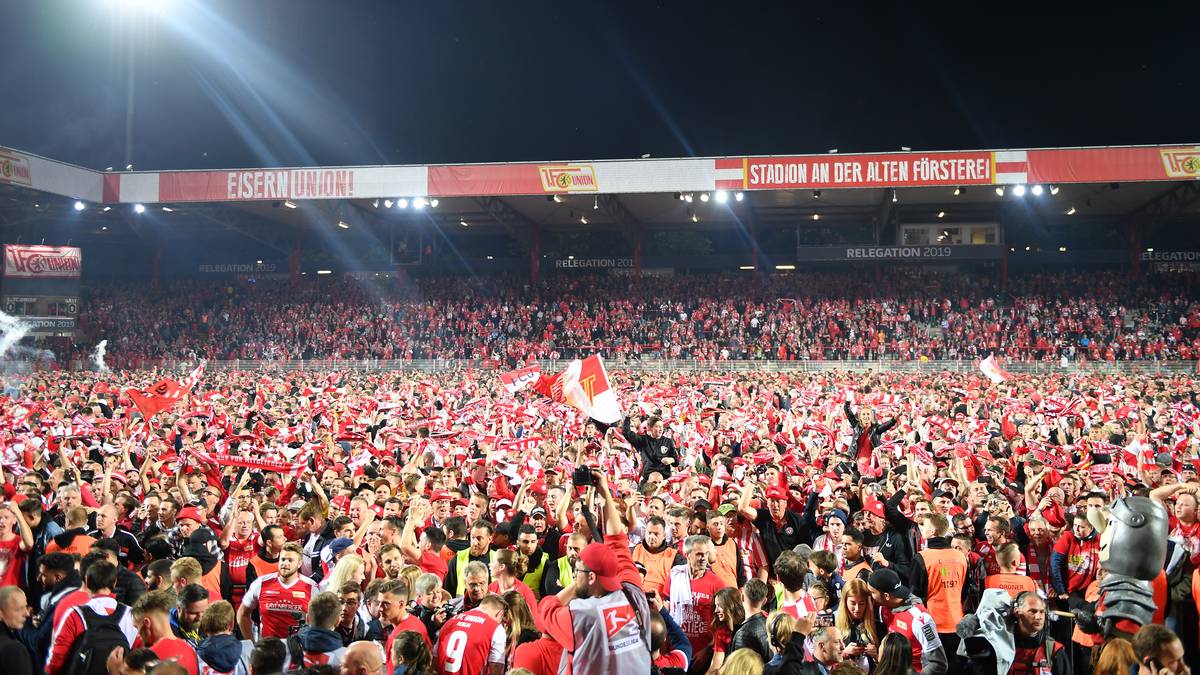 UNION BERLIN - RB LEIPZIG: Union Berlin - im Bild jubelnde Fans nach dem Aufstieg - bestreitet sein Debüt in der ersten Liga ausgerechnet gegen den nicht gerade geliebten Klub RB Leipzig. Brisanz pur!