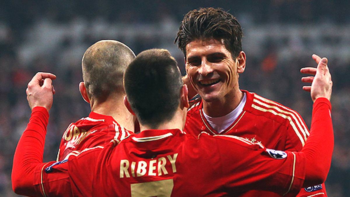 Allerdings ist Lewandowski nicht der erste Bundesliga-Akteur, dem ein Viererpack glückt: Das schafft Mario Gomez beim 7:0 (3:0) des FC Bayern gegen den FC Basel in der Saison 2011/2012
