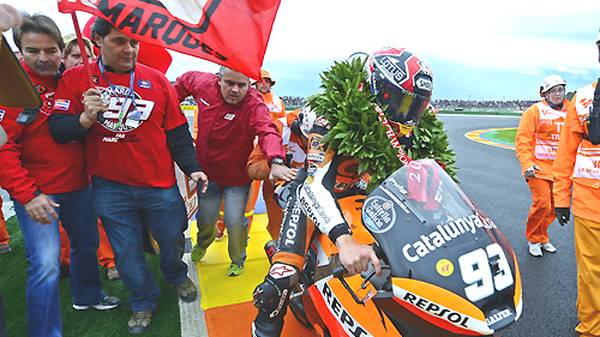 Moto2 - Großer Preis von Valencia 2012: Im letzten Saisonrennen startet WM-Spitzenreiter Marc Marquez vom letzten Platz - und fährt als Erster über die Ziellinie. Damit krönt der Spanier seine bärenstarke Saison, die er als Weltmeister abschließt