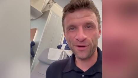 Thomas Müller nimmt seine Fans auf seinem Trip nach Vancouver mit. Im Flugzeug vermisst er seinen alten Bayern-Kumpel Manuel Neuer.