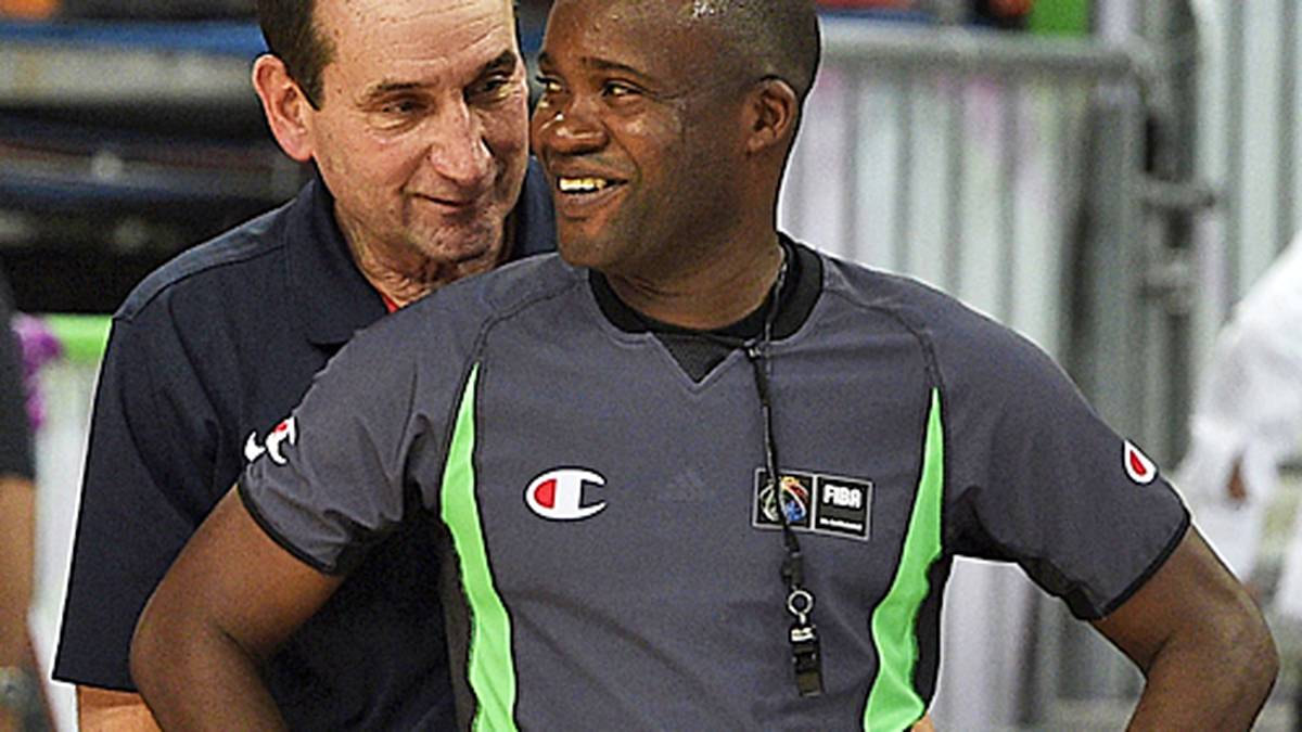 Beim lockeren 86:63-Erfolg wird soger der einstige Wüterich Mike Krzyzewski weich. Statt den Schiedsrichter wie in guten alten Zeiten für fragwürdige Entscheidungen zusammenzufalten, geht Coach "K" auf Schmusekurs mit den Refs