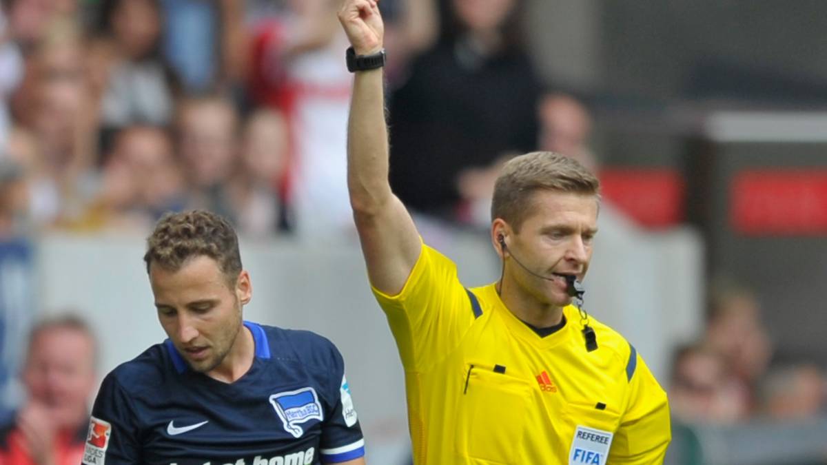 Auch die Berliner beenden die Partie aber nicht mit elf Mann: Nach einer guten Stunde sieht Roy Beerens seine zweite Gelbe Karte