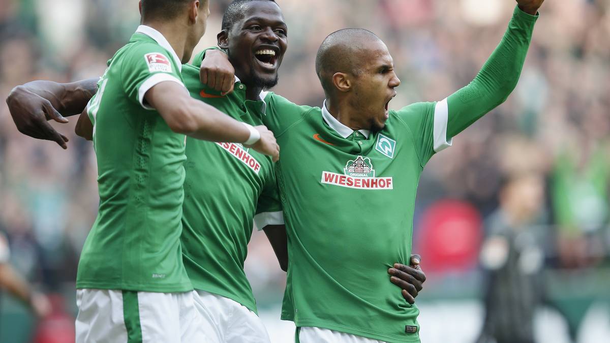 In Bremen scheinen die jüngsten vier Erfolge den Werderanern den Rücken zu stärken. Assani Lukimya (M.) köpft die Grün-Weißen auch gegen Augsburg früh in Führung.