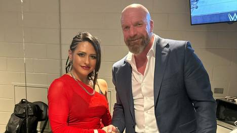 WWE-Vorstand "Triple H" Paul Levesque begrüßt Giulia in der Liga