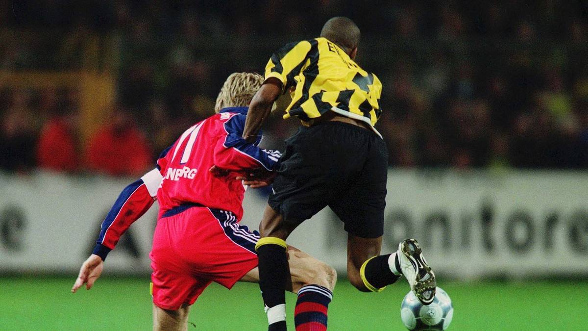 ...rüde mit dem Ellenbogen weggecheckt. Nach Bixente LIzarazu ist Effenberg an diesem Abend bereits der zweite Münchner, der das Spielfeld vorzeitig verlassen muss. Evanilson selbst wird später auch vorzeitig unter die Dusche geschickt. Insgesamt zückt Strampe an diesem Abend zwölf Mal Gelb un drei Mal Rot 