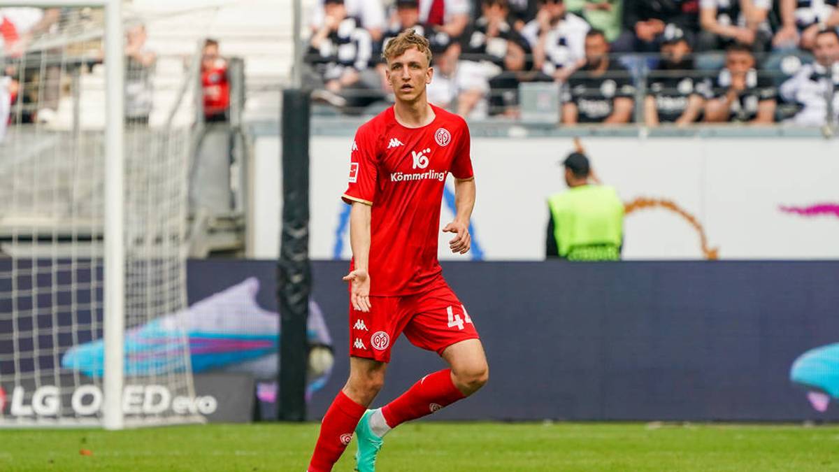 Nelson Weiper (Mittelstürmer, 19) ist 18 Jahre alt und spielt beim 1. FSV Mainz 05. Bis jetzt machte der Teenager noch kein U21-Länderspiel