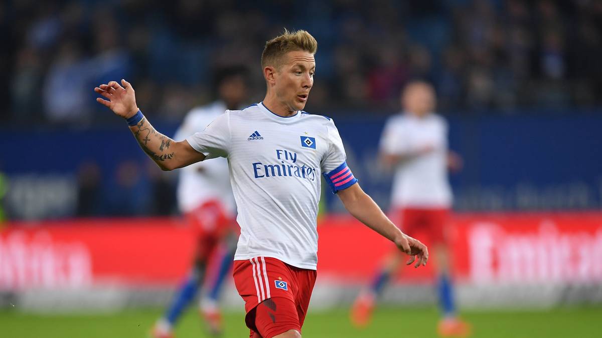 FAZIT: Nachdem FILIP KOSTIC (nach Frankfurt/Ablöse von 6 Millionen Euro), LEWIS HOLTBY (unbekannt und ablösefrei) und die Leihspieler LEO LACROIX (27), OREL MANGALA (21) und HEE-CHAN HWANG (23) Hamburg verlassen haben, hat Hecking seinen Wunsch-Kader so gut wie beisammen