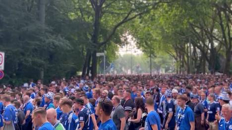 Vor dem Saisonauftakt des FC Schalke 04 gegen Eintracht Braunschweig ziehen tausende Fans gemeinsam Richtung Stadion.